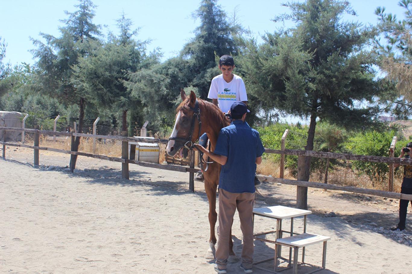 Yaz Kur'an kurslarına giden çocukların at binme sevinci